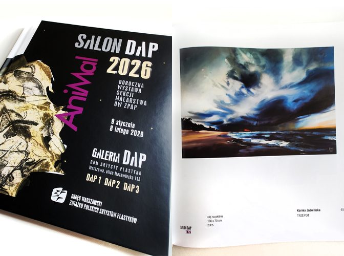 Katalog Salon DAP 2026 prezentujący projekty i wystawy OW ZPAP. Na stronie obraz Trzepot autorstwa Kariny Jaźwińskiej.