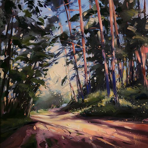 Malarstwo olejne pokazujące oświetloną słońcem drogę przez wakacyjny las. W oddali na drodze błyska błękit jeziora.
