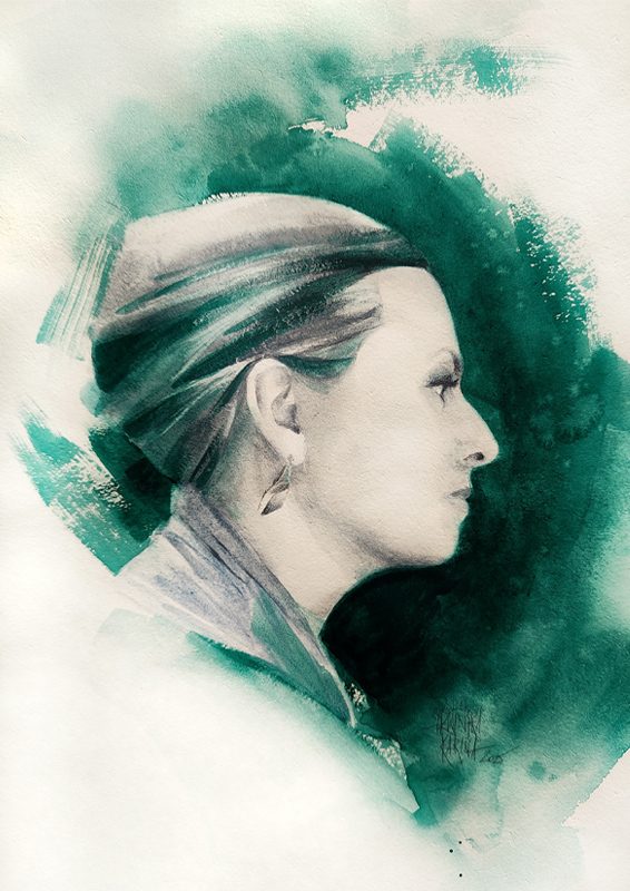 Portret pokazany z profilu przedstawiający młodą kobietę w odcieniach zieleni. Twarz ma piękne, regularne, szlachetne rysy. Włosy są ciemne i wysoko upięte. W uchu widać kolczyk z jasnym kamieniem Swarovski. Portret został namalowany akwarelą.