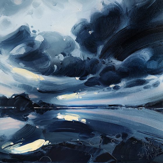 Ekspresyjny obraz olejny przedstawiający ciemne chmury nad spokojnym lustrem wody o zmierzchu. Kompozycja utrzymana w chłodnych odcieniach granatu i błękitu, z refleksami światła odbijającymi się na powierzchni wody. Pociągnięcia pędzla są dynamiczne, co nadaje scenie ruch i emocjonalne napięcie. Na horyzoncie widać delikatne światło, sugerujące kończący się dzień. Po prawej stronie u dołu jest podpis artysty Jaźwińska Karina