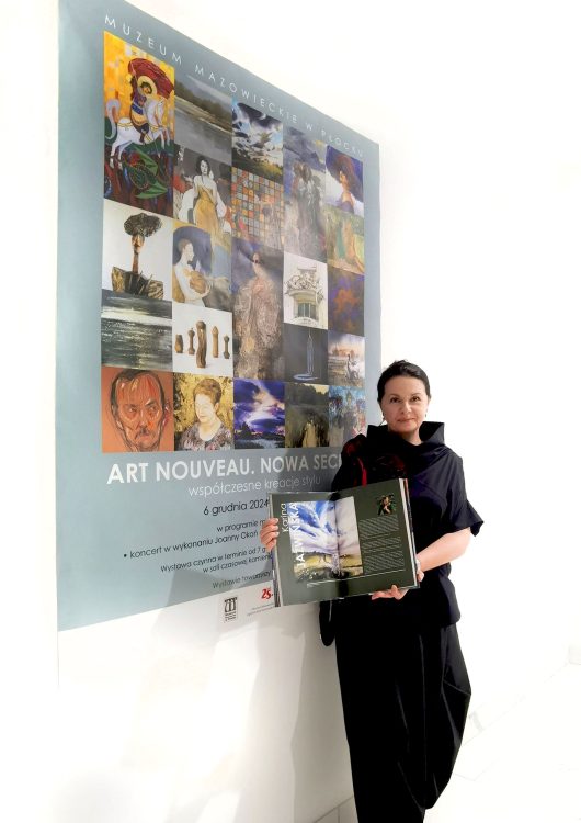Artystka Karina Jaźwińska z albumem towarzyszącym wystawie w Muzeum Mazowieckim w Płocku