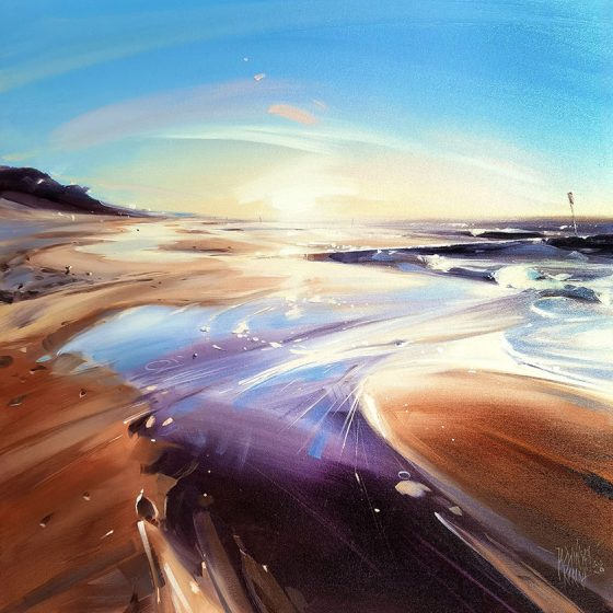 Malarski obraz morskiego brzegu. Dynamicznie malowana granica lądu z morzem, gdzie brązy, fiolety i błękity budują zatoczki i krzywizny plaży. Błękitne niebo jest rozświetlone wieczornym słońcem.