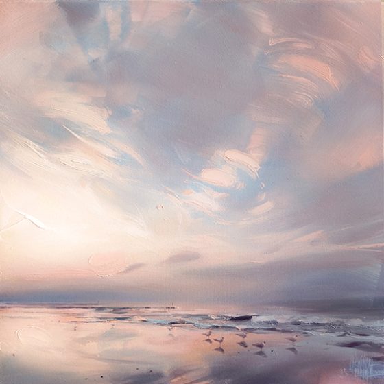 Nowoczesny obraz olejny przedstawia różowy zachód słońca nad brzegiem morza. Niebo jest spokojne i pełne światła. Na mokrym brzegu stoją różowe mewy.