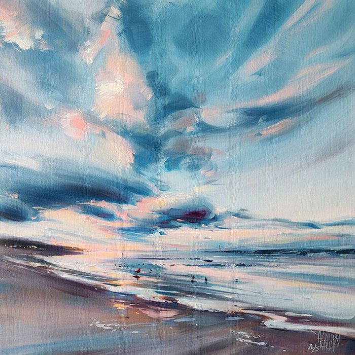 Obraz namalowany techniką olejną na płótnie przedstawia brzeg morski o zachodzie słońca. Dominujące jest dynamiczne niebo w różowo-niebieskie chmury. U dołu przy oświetlonym wieczornym słońcem brzegu siedzą mewy. Całość ma klimat transowego impresjonizmu.