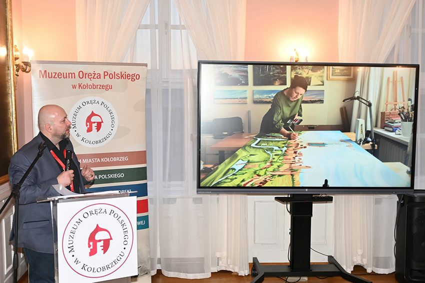 Dr Robert Dziemba w Muzeum Oręża Polskiego podczas prezentacji artykułu o rekonstrukcji malarskiej obrazu Wolfarta wykonanej przez Karinę Jaźwińską.