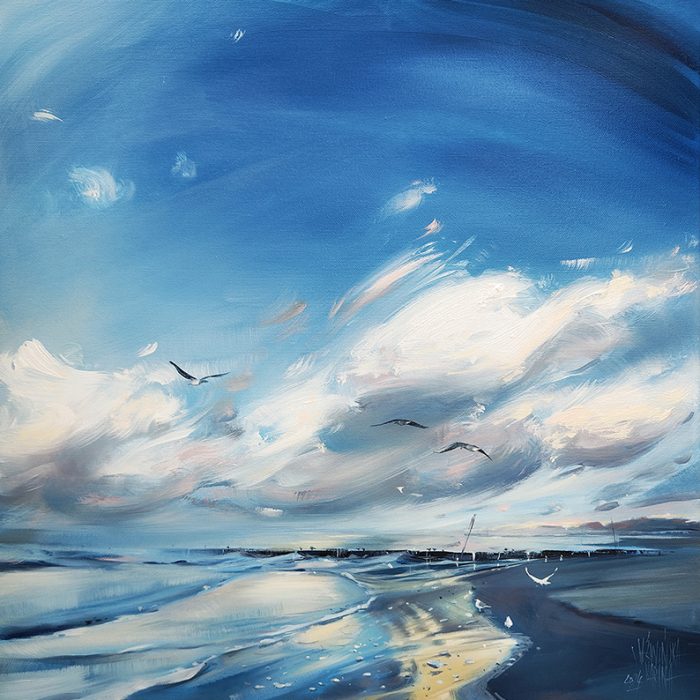Pejzaż przedstawia plażę i morzę w zimowych promieniach słońca. Namalowany jest techniką olejną. Na pierwszym planie widać delikatne fale i bliki słońca na piaszczystym brzegu, które odbijają ciepłe odcienie złota i pomarańczu. W centrum uwagi znajdują się dynamiczne, rozległe chmury, które przeplatają się z jasnym błękitem nieba. Na tle chmur widać lecące nadmorskie ptaki. Kilka mew siedzi na brzegu i odległym falochronie. Intensywne pociągnięcia pędzla oddają ruch wiatru i podkreślają ulotność chwili. To dzieło ma ekspresyjny charakter. Po prawej stronie u dołu jest podpis artysty Karina Jaźwińska.