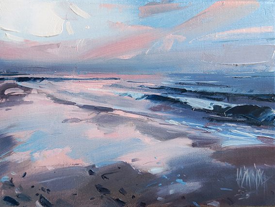 Słodki brzeg to scena na brzegu morza. To impresjonistyczny obraz przedstawiający spokojną scenę na plaży o zachodzie słońca. Delikatne błękitne fale odbijają się od brzegu pod rozległym, ekspresyjnym niebem malowanym szpachelką. Kolory różu i błękitu, które widać na ekspresyjnie malowanym piasku są stonowane i miękkie, co przekazuje atmosferę wieczornego spokoju i harmonii. Karina Jaźwińska