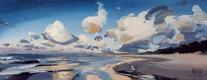 Obraz olejny w formacie panoramicznym pokazuje popołudnie na pustej plaży. Niebo jest pełne białych, puszystych chmur. Malarskie pociągnięcia pędzlem malują brzeg morski iście impresjonistycznie. W błękitach, bielach i beżach.