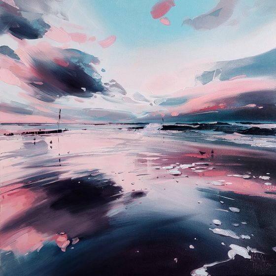 Wieczór nad Bałtykiem jest obrazem olejnym, który malowany jest dynamicznym pędzlem. Kolory nieba błękity, granaty i róże odbijają się lustrzanie w morskim brzegu. W kilku miejscach na brzegu morza rysują się sylwetki mew.