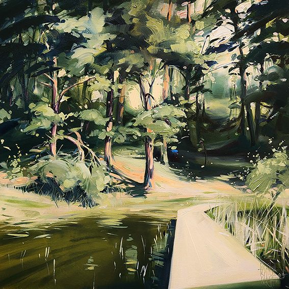 Na pierwszym planie widzimy diagonalny, jasny pomost, który prowadzi przez zielone jezioro do brzegu. W centralnym miejscu znajduje się zielony, sosnowy las, który pokryty jest ciepłym światłem popołudniowego słońca. W oddali widać drogę wiodącą na słoneczną polanę. U dołu widnieje podpis artystki Jaźwińska Karina 2025