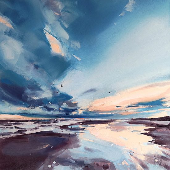 Obraz olejny malowany w klimacie impresjonistycznym. Dominują w nim błękity. Zarówno na dynamicznie malowanym niebie, gdzie chmury kłębią się po bokach. Jak i na brzegu w formie mokrych blików na piasku. W powietrzu unoszą się mewy.