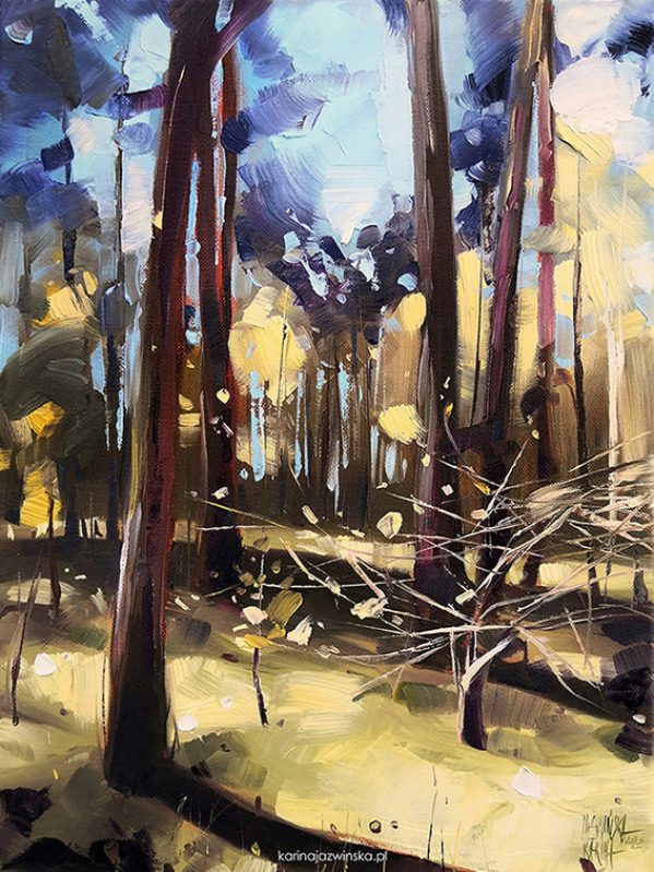 Wertykalny obraz olejny przedstawiający drzewa w lesie oświetlone ciepłym światłem słońca. Całość jest malowana impresjonistycznie i dynamicznie. Jaźwińska Karina