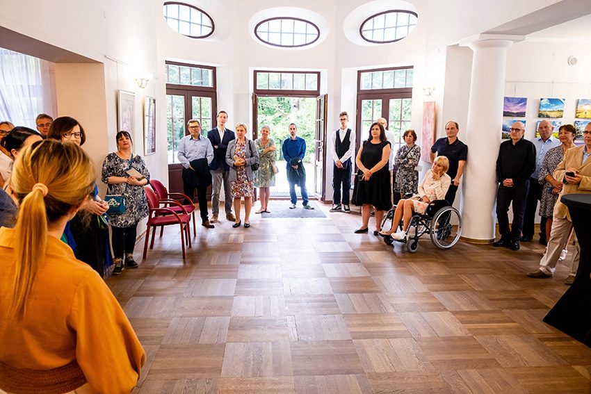 Wernisaż wystawy Kariny Jaźwińskiej w ogrodzie botanicznym PAN w Powsinie.