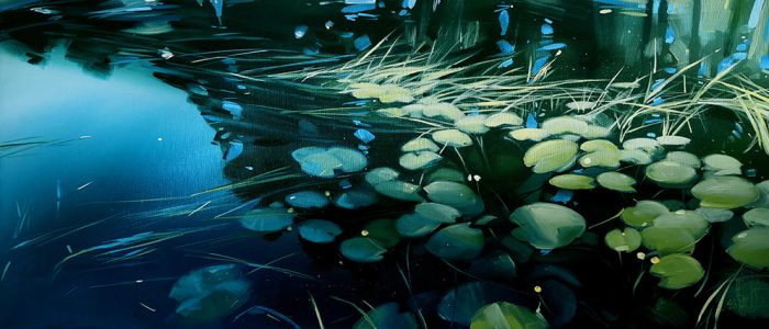 Malarski obraz zielonych liści pływających na błękitnej wodzie.